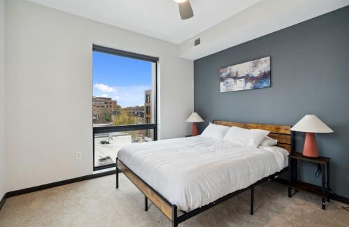 Lockerbie Square Apartment | CozySuites Mass with parking lounge & roof deck #41