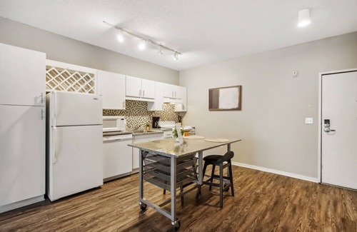 Mill District Apartment | CozySuites Mill District with pool, gym #02