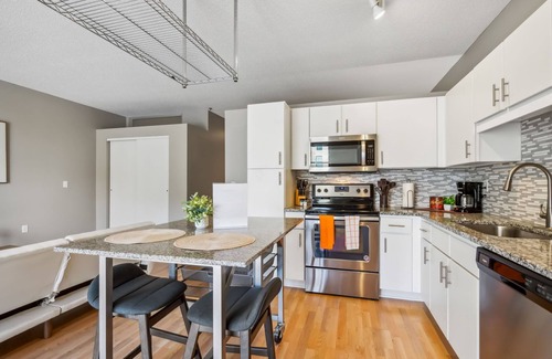 Mill District Apartment | CozySuites Mill District with pool, gym #04