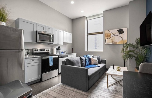 Cultural District Apartment | CozySuites Modern 1BR in Downtown Pitts 10