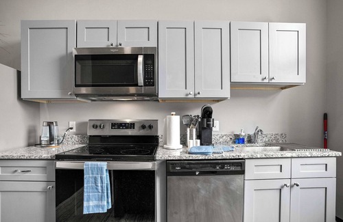 Cultural District Apartment | CozySuites Modern 1BR in Downtown Pitts 10