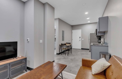 Strip District Apartment | CozySuites Modern 1BR in Downtown Pitts #14