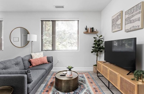 Meridian-Kessler Apartment | CozySuites | Modern Studio steps from Broad Ripple
