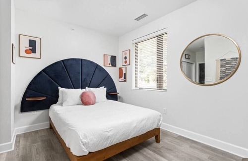 Meridian-Kessler Apartment | CozySuites | Modern Studio steps from Broad Ripple