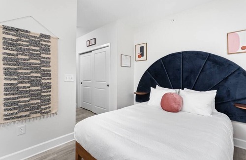 Meridian-Kessler Apartment | CozySuites | Modern Studio steps from Broad Ripple