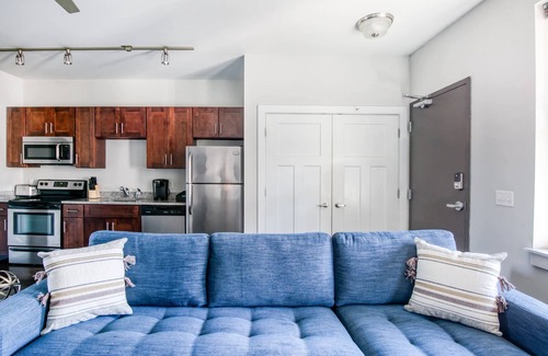 Nashville Apartment | CozySuites Music Row Modern 1BR w/free parking! 02
