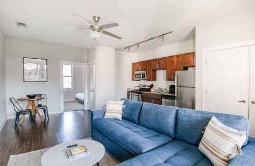 Nashville Apartment | CozySuites Music Row Modern 1BR w/free parking! 02