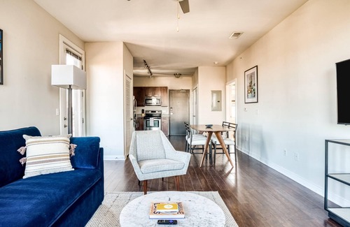Music Row Apartment | CozySuites Music Row Spacious 2BR with free parking 01