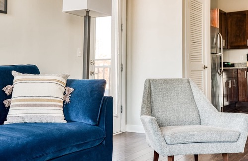 Music Row Apartment | CozySuites Music Row Spacious 2BR with free parking 01