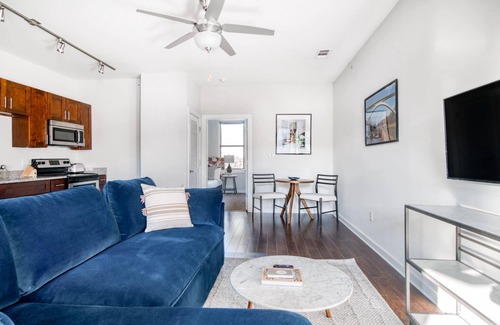 Music Row Apartment | CozySuites Music Row Bold 1BR w/free parking!