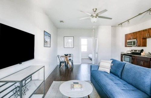 Music Row Apartment | CozySuites Music Row Chic 1BR with free parking! 12