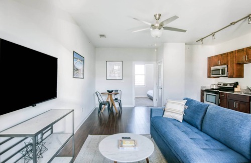 Music Row Apartment | CozySuites Music Row Chic 1BR with free parking! 27