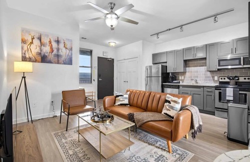 Music Row Apartment | CozySuites Music Row Spacious 1BR free parking 56