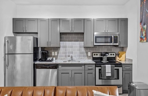 Music Row Apartment | CozySuites Music Row Spacious 1BR free parking 56