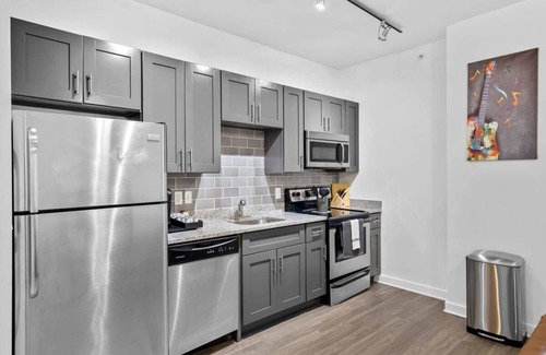 Music Row Apartment | CozySuites Music Row Spacious 1BR free parking 56