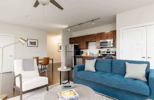 Music Row Apartment | CozySuites Music Row Spacious 2BR free parking 55