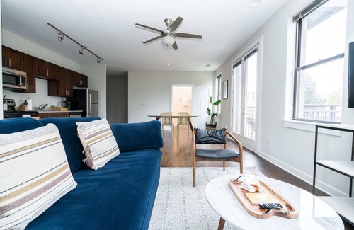 Music Row Apartment | CozySuites Music Row Stunning 2BR -free parking 50