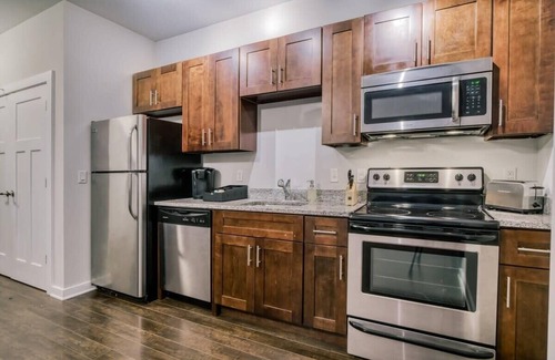 Music Row Apartment | CozySuites MusicRow Classy 1BR with free parking! 24