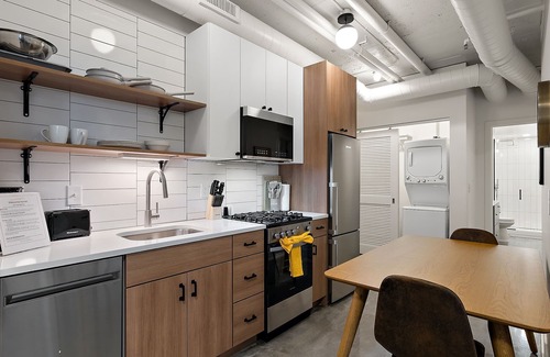 Warehouse District Apartment | CozySuites NLG - Modern 1BR condo #01