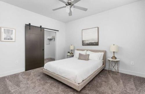 Indianapolis Apartment | CozySuites Nora 3BR near Fashion Mall