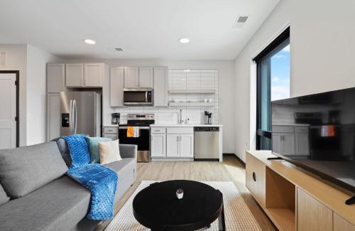 Lockerbie Square Apartment | CozySuites on Mass with garage parking #8