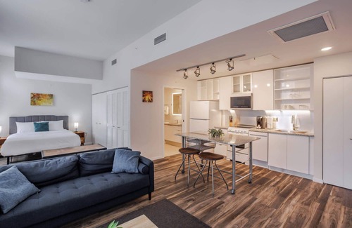 Downtown Cincinnati Apartment | CozySuites Sky Central #17