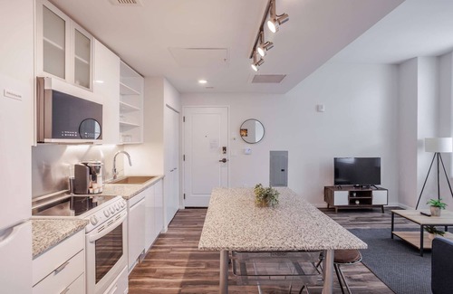 Downtown Cincinnati Apartment | CozySuites Sky Central #17