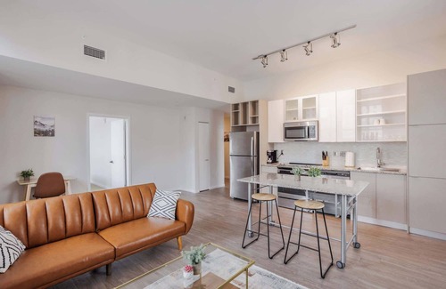 Downtown Cincinnati Apartment | CozySuites Sky Central #18