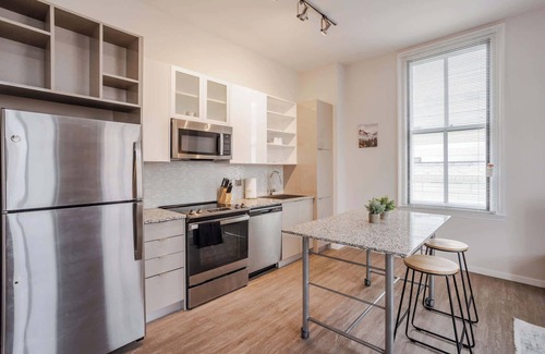 Downtown Cincinnati Apartment | CozySuites Sky Central #18