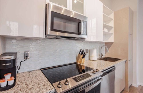 Downtown Cincinnati Apartment | CozySuites Sky Central #18