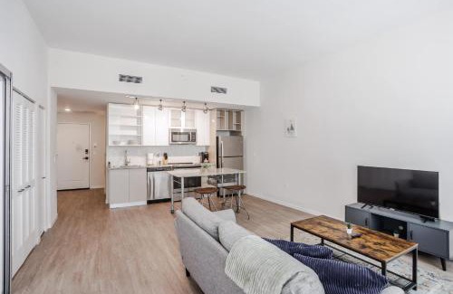 Downtown Cincinnati Apartment | CozySuites Sky Central #4