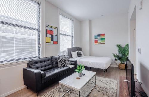 Downtown Cincinnati Apartment | CozySuites Sky Central #15