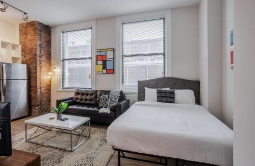 Downtown Cincinnati Apartment | CozySuites Sky Central #15
