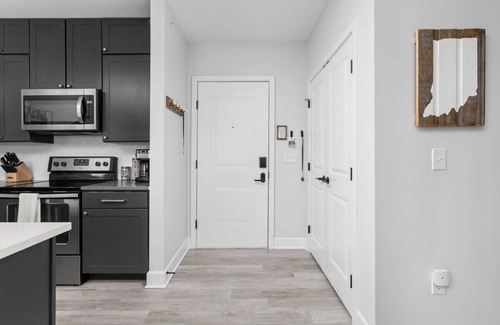 Meridian-Kessler Apartment | CozySuites Spacious 2BR at Meridian Kessler