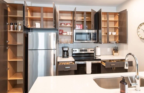 Central Business District Apartment | CozySuites Stunning 3BR in Downtown Cincinnati