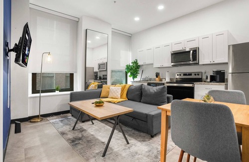 Cultural District Apartment | CozySuites Stunning 1BR in Downtown Pitts #14
