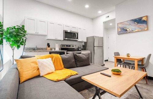 Cultural District Apartment | CozySuites Stunning 1BR in Downtown Pitts #14
