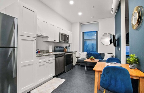 Cultural District Apartment | CozySuites Stunning 1BR in Downtown Pitts 41