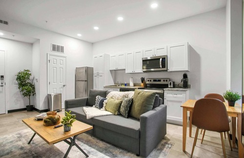 Cultural District Apartment | CozySuites Stunning 1BR in Downtown Pitts 42