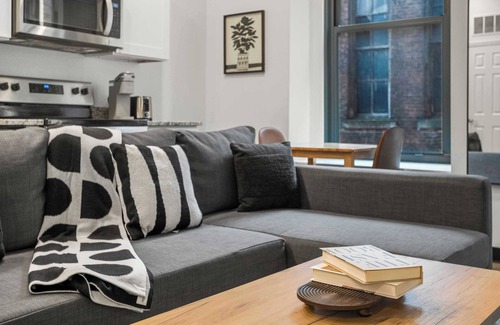 Cultural District Apartment | CozySuites Stunning 1BR in Downtown Pitts 43
