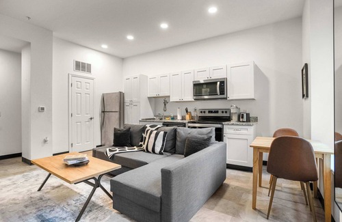 Cultural District Apartment | CozySuites Stunning 1BR in Downtown Pitts 43