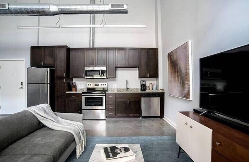 Cole-Noble District Apartment | CozySuites TWO Stylish Apts, Monument Circle, Indy