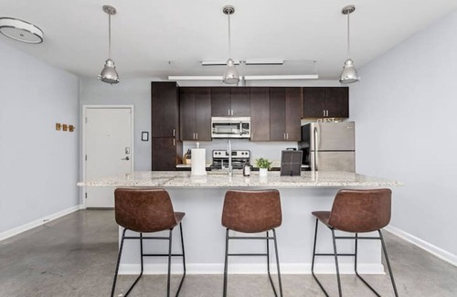 Cole-Noble District Apartment | Cozysuites TWO Stylish Apts Monument Circle Indy
