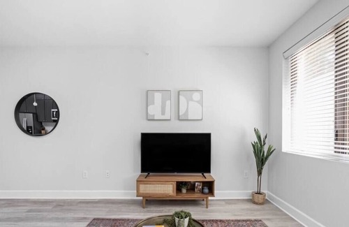 Meridian-Kessler Apartment | CozySuites | Upscale Modern 2BR Broad Ripple