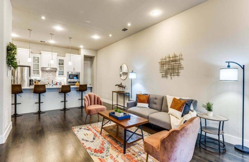 Old East Dallas House | Cozysuites Uptown 3BR King Beds Skyline View