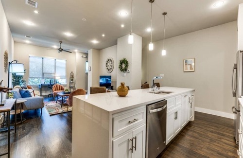 Old East Dallas House | Cozysuites Uptown 3BR King Beds Skyline View