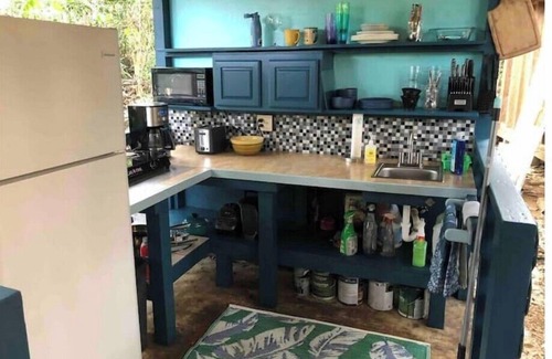 Kealakekua House | CozyTiki cottage w/2 private rooms, outdoor kit/bathn