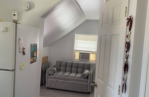 Livingston Apartment | Cozzy Get Away Priv. Apt/St BarnabaS Hosp/NYC/EWR
