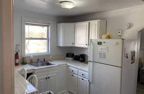 Livingston Apartment | Cozzy Get Away Priv. Apt/St BarnabaS Hosp/NYC/EWR