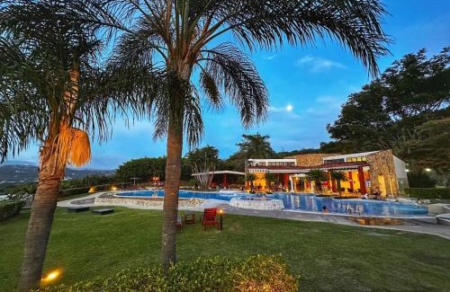 Santa Ana Apartment | CR MARIPOSA RENTALS Cozy Retreat with Pool,Tennis,Gym,Free WiFi